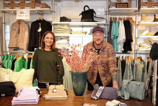 Sabrina Klütsch und Thorsten Berhorst sorgen dafür, dass sich die Kunden in Gracy's Fashion and More wie Könige fühlen. (Foto: © Sandra Grünwald)