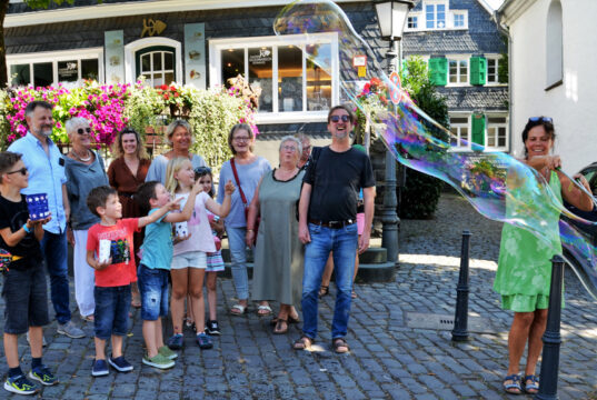 Das Orga-Team, die Künstler und die Kinder der Schule Gerberstraße freuen sich schon riesig, dass es in diesem Jahr endlich wieder den Lichterzauber geben wird. (Foto: © Martina Hörle)