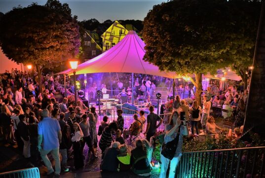 BU 1: Die zauberhafte Veranstaltung lockte Tausende von Besuchern in die historische Altstadt. Nach zweijähriger Pause konnte das beliebte Lichterfest endlich wieder stattfinden. (Foto: © Martina Hörle)