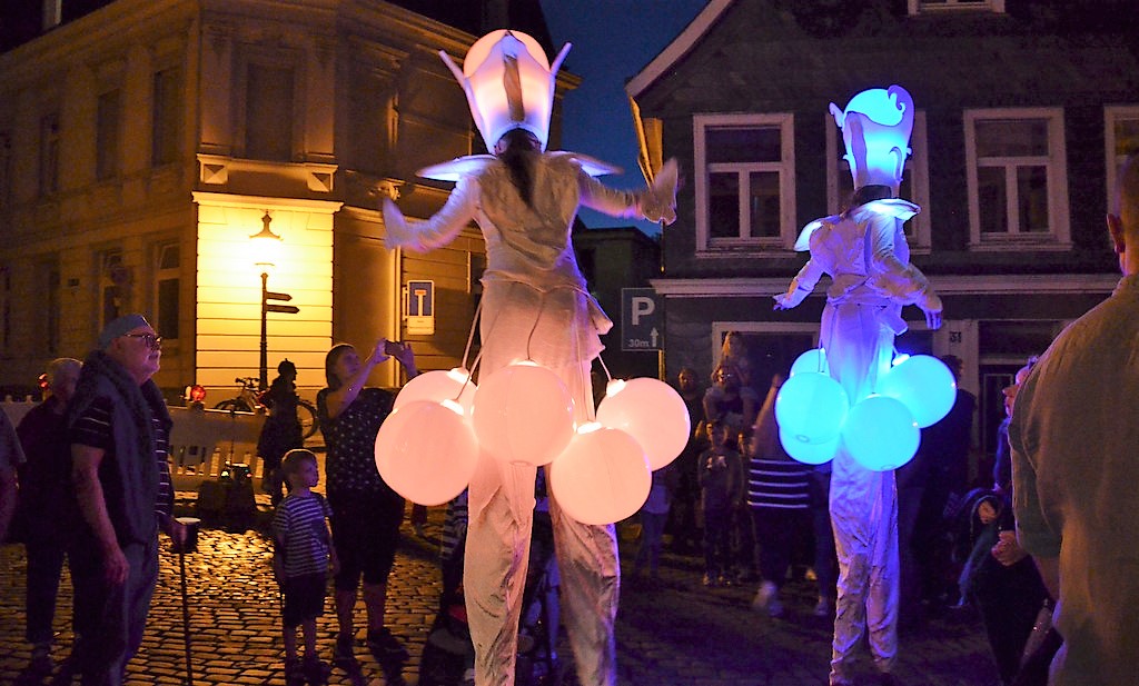 Stelzenläufer in illuminierten Kostümen sorgten überall für Aufsehen. Sie wanderten durch die Gassen und posierten gerne für Selfies. (Foto: © Martina Hörle)