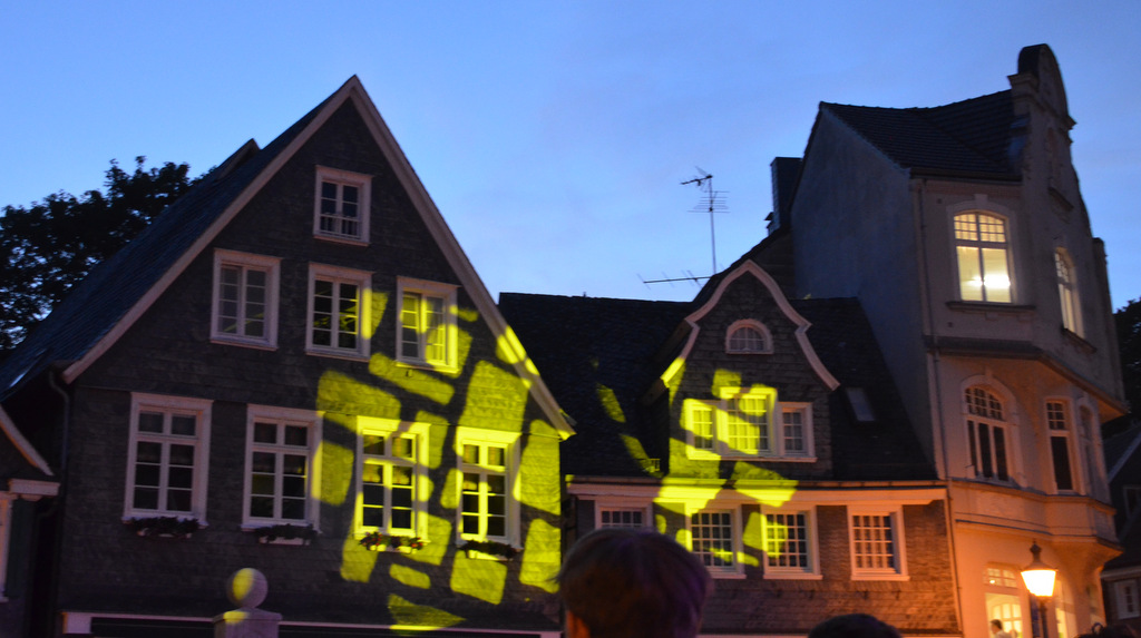 Bei einsetzender Dunkelheit startete Veranstaltungsprofi Patrick Schmidt (Pasvatek) eine einzigartige Beleuchtung der Hauswände am Marktplatz. (Foto: © Martina Hörle)