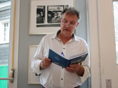 Der Kölner Lyriker Andreas Graf war mit seinem Buch "in - zwischen - hin" in der Galerie Dirk Balke im ART-ECK zu Gast und begeisterte das Publikum. (Foto © Sandra Grünwald)