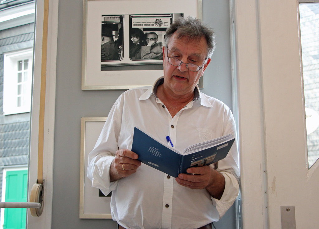 Der Kölner Lyriker Andreas Graf war mit seinem Buch "in - zwischen - hin" in der Galerie Dirk Balke im ART-ECK zu Gast und begeisterte das Publikum. (Foto © Sandra Grünwald)