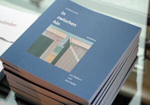 Das Buch "in - zwischen - hin" mit Bildern von Dirk Balke ist auch in der Gräfrather Galerie erhältlich. (Foto © Sandra Grünwald)