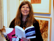 Am Freitagabend stellte Saga Grünwald in der Galerie ART-ECK den dritten Band ihrer Bergischen Krimireihe „High im Bergischen Land“ vor. (Foto: © Martina Hörle)