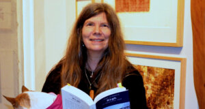 Am Freitagabend stellte Saga Grünwald in der Galerie ART-ECK den dritten Band ihrer Bergischen Krimireihe „High im Bergischen Land“ vor. (Foto: © Martina Hörle)