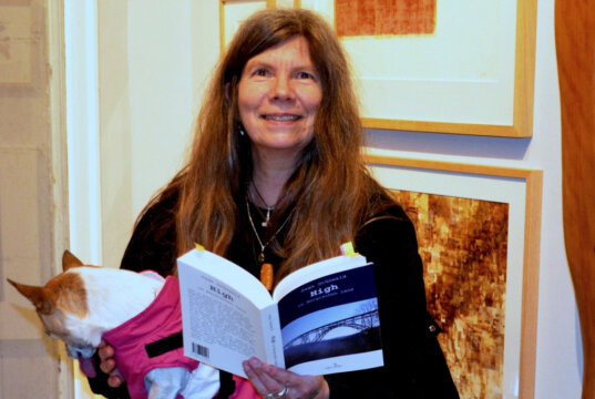 Am Freitagabend stellte Saga Grünwald in der Galerie ART-ECK den dritten Band ihrer Bergischen Krimireihe „High im Bergischen Land“ vor. (Foto: © Martina Hörle)