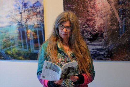 Saga Grünwald präsentierte am letzten Samstag in der Galerie ART-ECK ihr neues Werk „Die Mystik der Bäume“. (Foto: © Martina Hörle)