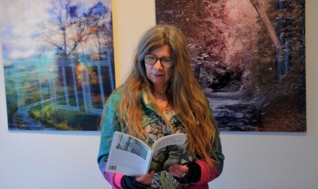 Saga Grünwald präsentierte am letzten Samstag in der Galerie ART-ECK ihr neues Werk „Die Mystik der Bäume“. (Foto: © Martina Hörle)