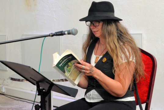 Am Samstagabend las Saga Grünwald im Walder Kotten einem gebannt lauschenden Publikum einen Auszug ihres neuen Krimis „Verschollen im Bergischen Land“ vor. (Foto: © Martina Hörle)