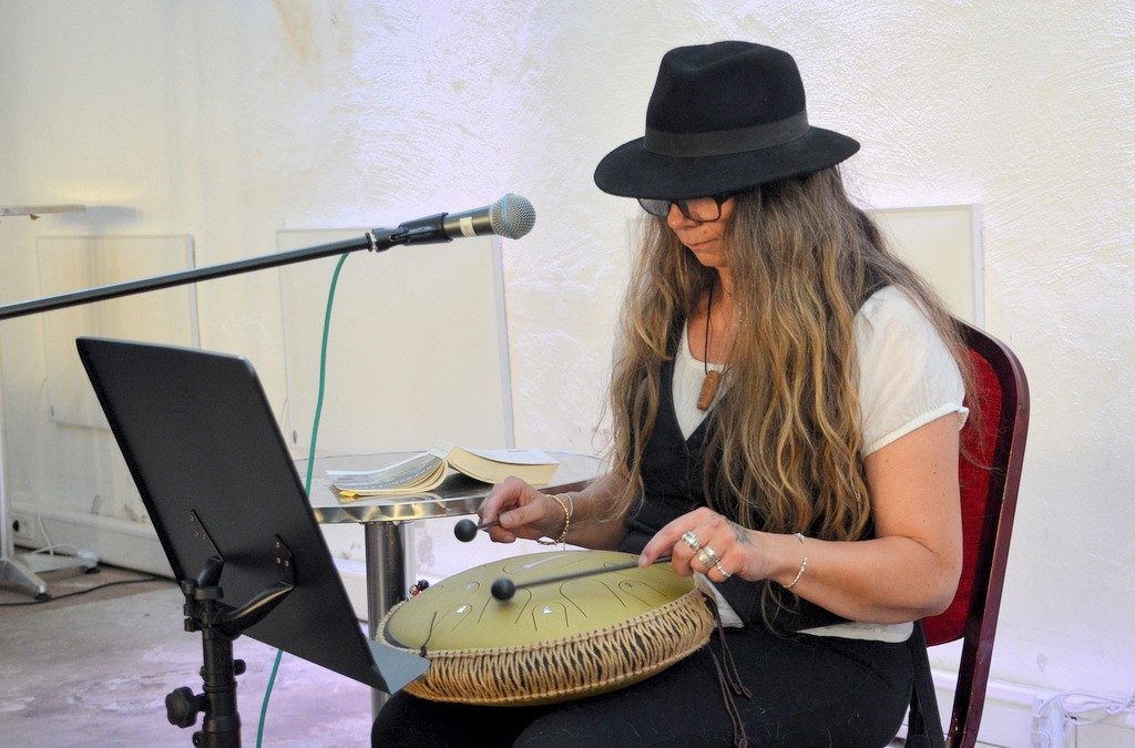 Zwischen den spannenden Passagen spielte die Autorin auf ihrer Zungentrommel eine kleine schottische Melodie und eine Eigenkomposition. (Foto: © Martina Hörle)