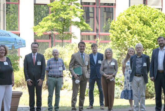 Auf dem Foto: v.l. Sonja Wienecke, Stadtdienst Jugend, Anja Berteau, Programm-Koordinatorin im Klinikum , Prof. Dr. Thomas Standl, Medizinischer Direktor, Klinikum, Dr. Wilfried Kratzsch, Stiftung Deutsches Forum Kinderzukunft, Mit-Initiator von KinderZUKUNFT, Staatssekretär Andreas Bothe, Christoph Steinebach, Stadtdienst Jugend, Roswitha Schrand, Klinikum, Britta Keser, Stadtdienst Jugend, Dr. Volker Soditt, Chefarzt der Kinderklinik im Städtischen Klinikum und Oberbürgermeister Tim Kurzbach. (Foto: © Stadt Solingen)