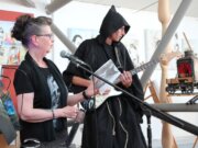 Am Freitag, dem 13. stellte Martina Hörle ihr neues Buch „Schatten im Verborgenen“ im Atelier PestProjekt vor. Dabei wurde sie klanglich von Markus Wundes unterstützt. (Foto © Sandra Grünwald)