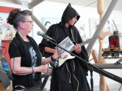 Am Freitag, dem 13. stellte Martina Hörle ihr neues Buch „Schatten im Verborgenen“ im Atelier PestProjekt vor. Dabei wurde sie klanglich von Markus Wundes unterstützt. (Foto © Sandra Grünwald)