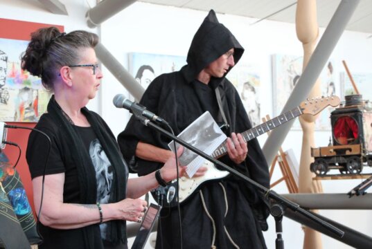 Am Freitag, dem 13. stellte Martina Hörle ihr neues Buch „Schatten im Verborgenen“ im Atelier PestProjekt vor. Dabei wurde sie klanglich von Markus Wundes unterstützt. (Foto © Sandra Grünwald)
