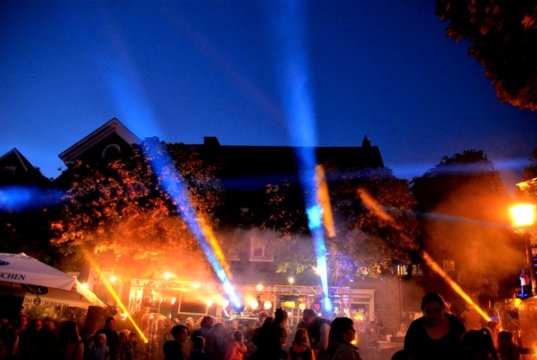 Wieder war die Lichtschau das Highlight des Abends. Sie lag in den bewährten Händen von Patrick Schmidt und Max Michalek. (Foto: © Martina Hörle)