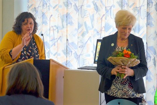 In einer Feierstunde zum 40-jährigen Bestehen der Grünen Damen bedankt sich Geschäftsführerin Barbara Matthies (li.) bei den ehrenamtlichen Mitarbeiterinnen. Neben ihr Christel Klein, die Leiterin des Besuchsdienstes. (Foto: © Martina Hörle)