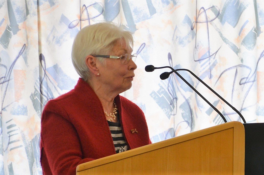 Gründungsmitglied Helga Guhra erinnert sich in einer kurzen Ansprache an die Anfänge. (Foto: © Martina Hörle)