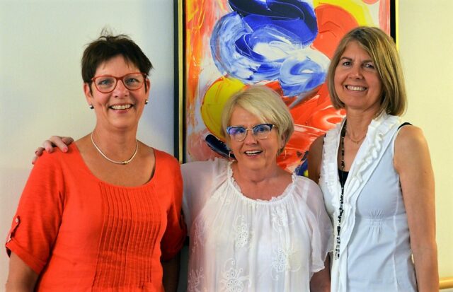 Christiane Schulze, Gudrun Nover und Angelika Peter (v. li.) freuen sich sehr über die neue Ausstellung. (Foto: Martina Hörle)