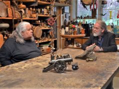 In seinem neuen Projekt interviewt Ingo Schleutermann seine Künstlerkollegen aus den Güterhallen. Hier ist er im Gespräch mit Peter Amann (li.) vom Atelier Pest-Projekt (Foto: © Martina Hörle)