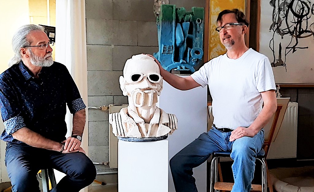 Bildhauer Boris von Reibnitz (re.) spricht mit Ingo Schleutermann über seine Auseinandersetzung mit der menschlichen Gestalt. (Foto: © Ute Puslat)
