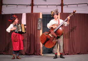 Die Märchen-Aufführung verband bildhafte Kostüme, Musik, Akrobatik und Humor zu einem einmaligen Erlebnis. (Foto © Sandra Grünwald)