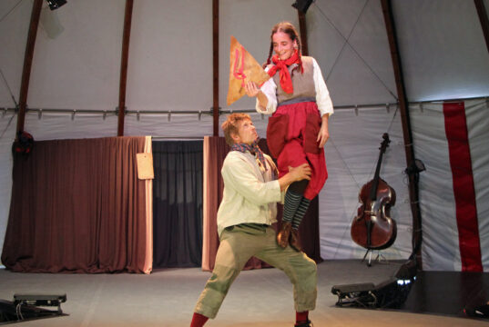Mit Hänsel und Gretel verzauberten Nicole und Martin das Publikum im voll besetzten weißen Zelt auf dem Walder Marktplatz. (Foto © Sandra Grünwald)