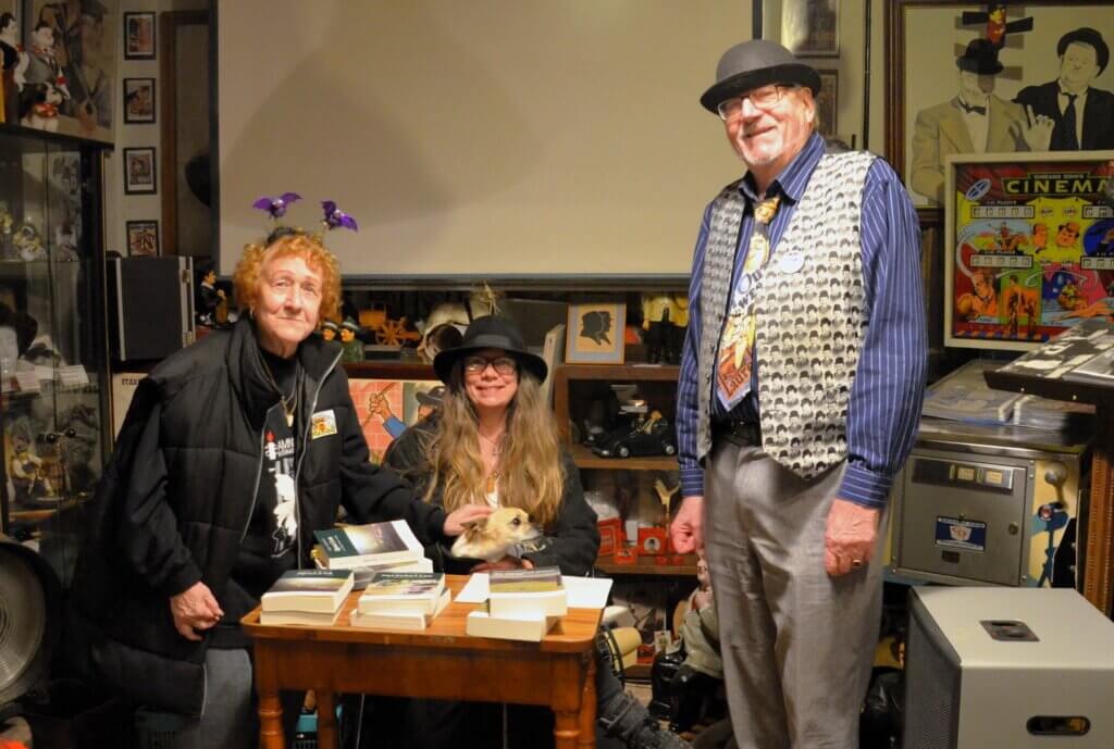 (v. li. Vera Günther, Saga Grünwald, Wolfgang Günther) Freuen sich gemeinsam auf einen gruseligen und amüsanten Halloween-Abend. (Foto: © Martina Hörle)