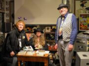 Grusel und Gelächter im Laurel-und-Hardy-Museum (v. li. Vera Günther, Saga Grünwald, Wolfgang Günther) Freuen sich gemeinsam auf einen gruseligen und amüsanten Halloween-Abend. (Foto: © Martina Hörle)