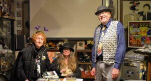 Grusel und Gelächter im Laurel-und-Hardy-Museum (v. li. Vera Günther, Saga Grünwald, Wolfgang Günther) Freuen sich gemeinsam auf einen gruseligen und amüsanten Halloween-Abend. (Foto: © Martina Hörle)