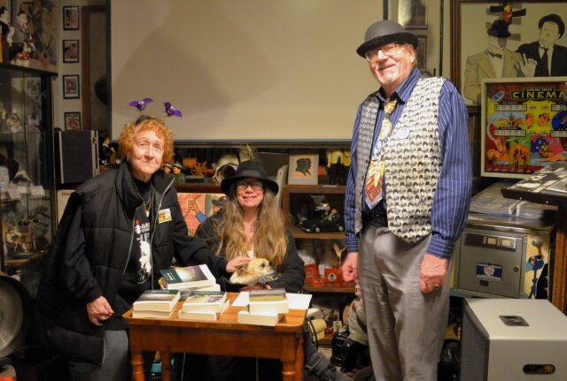 Halloween-Laurel-und-Hardy-Saga-Grünwald - 1 (v. li. Vera Günther, Saga Grünwald, Wolfgang Günther) Freuen sich gemeinsam auf einen gruseligen und amüsanten Halloween-Abend. (Foto: © Martina Hörle)