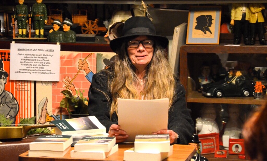 Autorin Saga Grünwald präsentierte mehrere, zum Teil noch unveröffentlichte Texte und las auch Auszüge aus zwei Romanen. (Foto: © Martina Hörle)