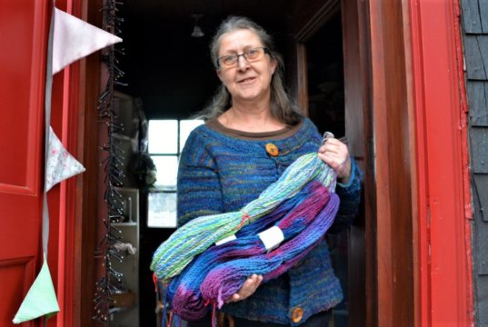 Ute Ludwig wird gemeinsam mit Claudia Thomas und Angela Arens ab April im Teehaus bei Schloss Burg eine Vielzahl an kunsthandwerklichen Produkten anbieten. Ludwig hat als Sechzehnjährige ihre Vorliebe für das Spinnen und Weben entdeckt. (Foto: © Martina Hörle)