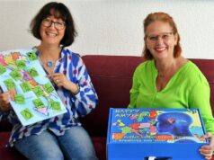 Grafik-Designerin Heike Ponge (li.) und Kreativ-Therapeutin Fia Biba präsentieren ihr gemeinsames Projekt – den Happy Amygdala-Erinnerungskoffer. (Foto: © Martina Hörle)