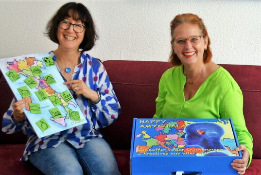 Grafik-Designerin Heike Ponge (li.) und Kreativ-Therapeutin Fia Biba präsentieren ihr gemeinsames Projekt – den Happy Amygdala-Erinnerungskoffer. (Foto: © Martina Hörle)