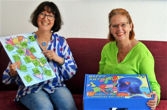 Grafik-Designerin Heike Ponge (li.) und Kreativ-Therapeutin Fia Biba präsentieren ihr gemeinsames Projekt – den Happy Amygdala-Erinnerungskoffer. (Foto: © Martina Hörle)