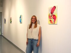 Anica Hauswald bezieht in ihrer Ausstellung „Gegenwärtig“ in der Galerie SK den Raum mit ein und spielt mit Distanz, Konzentration und Klarheit. (Foto © Sandra Grünwald)