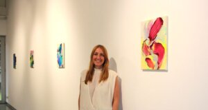 Anica Hauswald bezieht in ihrer Ausstellung „Gegenwärtig“ in der Galerie SK den Raum mit ein und spielt mit Distanz, Konzentration und Klarheit. (Foto © Sandra Grünwald)