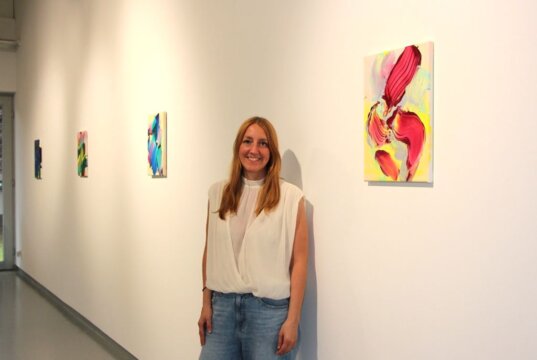 Anica Hauswald bezieht in ihrer Ausstellung „Gegenwärtig“ in der Galerie SK den Raum mit ein und spielt mit Distanz, Konzentration und Klarheit. (Foto © Sandra Grünwald)