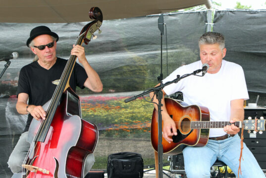 Joachim Heinemann am Bass lebt in Remscheid, Rolf Kaudelka mit der Gitarre im Kreis Unna, gemeinsam sind sie die HeartDevils. (Foto © Sandra Grünwald)