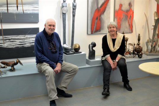 Das Künstlerehepaar Helga Elisabeth und Rainer Wendorf zeigen bis zum 31. Mai eine Vielzahl ihrer Exponate im Atelier Pest-Projekt. (Foto: © Martina Hörle)