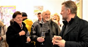 Künstler Helmut Büchter (Mitte) stellt zum ersten Mal bei Dirk Balke (re.) in der Galerie ART-ECK aus. (Foto: © Martina Hörle)