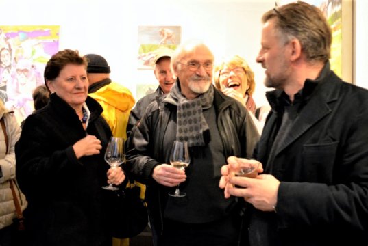 Künstler Helmut Büchter (Mitte) stellt zum ersten Mal bei Dirk Balke (re.) in der Galerie ART-ECK aus. (Foto: © Martina Hörle)