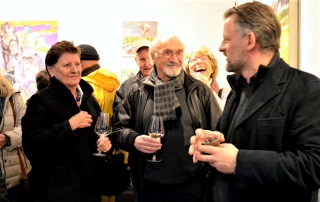Künstler Helmut Büchter (Mitte) stellt zum ersten Mal bei Dirk Balke (re.) in der Galerie ART-ECK aus. (Foto: © Martina Hörle)