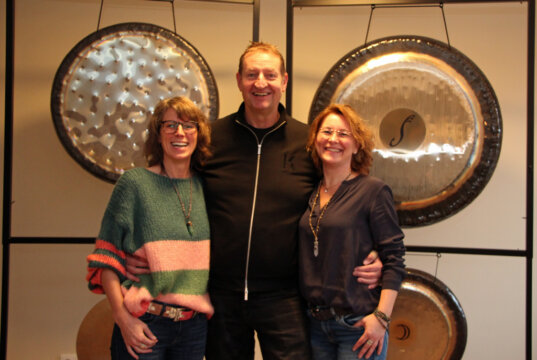 Kerstin Vooes, Dirk Isenburg und Silke Moll (v.l.) bieten in ihrem Studio Herzklang Yoga-Kurse, Klangschalen-Massagen, Coachings und noch viel mehr an. (Foto @ Sandra Grünwald)