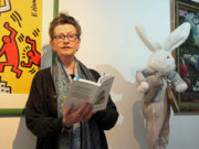 Martina Hörle stellte in der Galerie Märzhase ihr neues Buch "Hör(r)liches Allerlei" vor und zog mit ihren Texten das Publikum in ihren Bann. (Foto © Sandra Grünwald)