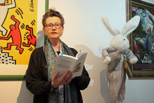 Martina Hörle stellte in der Galerie Märzhase ihr neues Buch "Hör(r)liches Allerlei" vor und zog mit ihren Texten das Publikum in ihren Bann. (Foto © Sandra Grünwald)