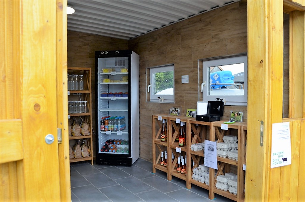 Das Hoflädchen bietet neben der Frischmilch weitere regionale Produkte an. Der Verkauf läuft auf Vertrauensbasis. (Foto: © Martina Hörle)