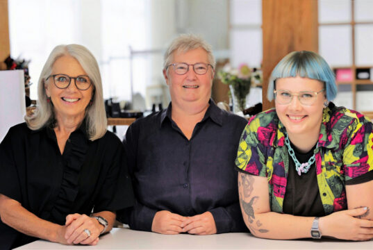 Das Team der Gräfrather Hofschneiderei: v. li. Gudrun Herrmann, Gela Erfkamp, Azubi Käthe Armbruster. (Foto: © Peter Herrmann)