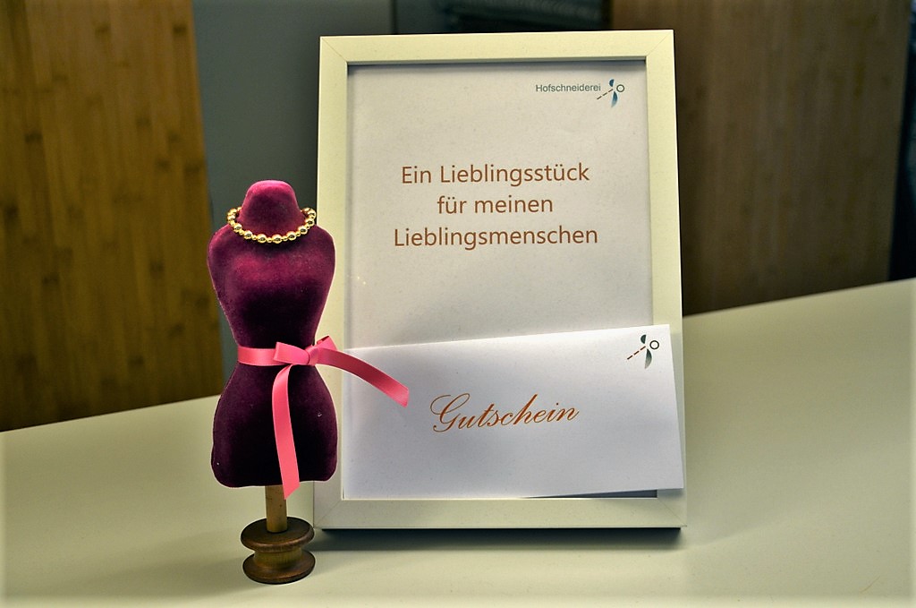 In der Hofschneiderei gibt es mit dem Slogan „Ein Lieblingsstück für meinen Lieblingsmenschen“ ganz besondere Geschenk-Gutscheine. (Foto: © Martina Hörle)